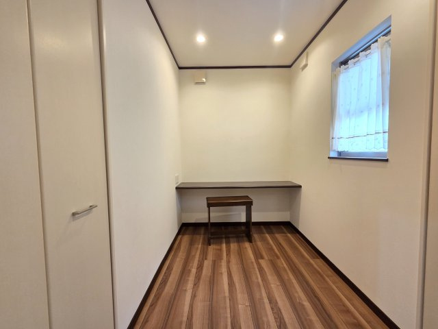 みどりが丘1丁目　中古戸建のその他|キッチンの横にある家事室です。パントリーとしても使用でき、お子様の宿題などもできます。