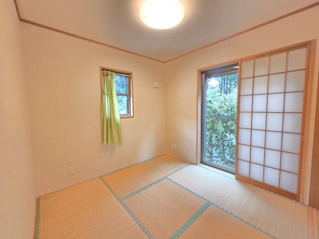 みどりが丘1丁目　中古戸建の和室|LDKに隣接する4.5帖の和室空間です！畳のやさしい香りとぬくもりが心地よく、お子様の遊戯スペースやちょっとしたお昼寝場所にも良。押入収納も完備されているため、客用布団やおもちゃも片付きますよ♪