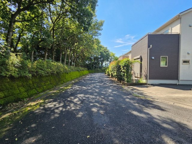 みどりが丘1丁目　中古戸建のその他|2階に位置する明るく風通しの良い洋室です！ベッドやデスクを配置してもゆとりがあり、お子様部屋やワークスペースに良。各居室にしっかり収納が備わっているため、お部屋をすっきり広く使えて快適ですよ♪