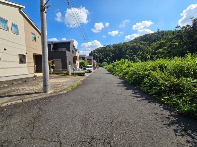 みどりが丘1丁目　中古戸建のその他|緑豊かで静かな住環境が広がる南東角地の前面道路です！南側・東側ともに幅員約6ｍの公道に接しており、開放感有り。見通しが良く車の出入りもスムーズに行えるため、運転が苦手な方でも安心感がありますね！