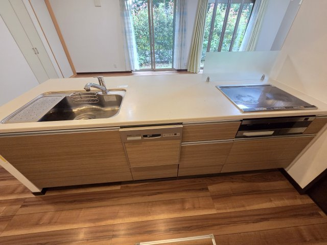 みどりが丘1丁目　中古戸建のキッチン|食器洗浄機付きで片付けも楽々。IHクッキングヒーターでお料理しやすいキッチンです。