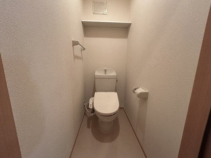 リビングタウン江戸屋敷 C棟のトイレ|ゆったりとした空間のトイレです
