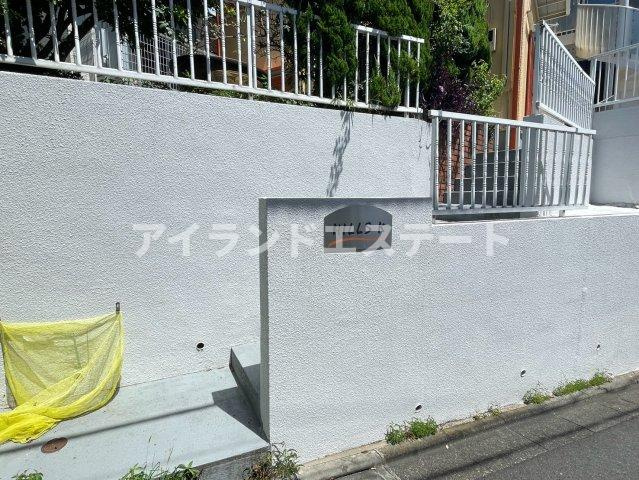 ヒルズK　4方角部屋　南向き　全室2面採光のエントランス