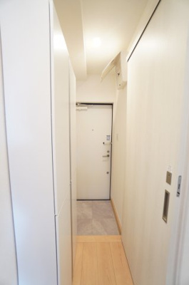 【玄関】 | Ambition葛城 | ※同物件・反転タイプの写真です。
