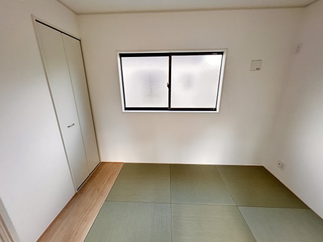 【Cradle garden】宇都宮市野沢町 第6 全2棟の和室|〇1号棟・3.5帖和室〇
すぐ横になれる和室☆畳の香りと落ち着いた雰囲気が、日常に和の心を取り戻してくれる空間です。
※2026年8月撮影