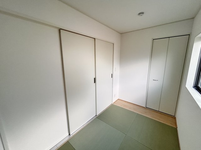 【Cradle garden】宇都宮市野沢町 第6 全2棟の和室|〇1号棟・3.5帖和室〇
すぐ横になれる和室☆畳の香りと落ち着いた雰囲気が、日常に和の心を取り戻してくれる空間です。
※2026年8月撮影