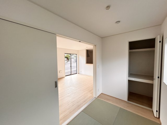 【Cradle garden】宇都宮市野沢町 第6 全2棟の収納|〇1号棟・3.5帖和室〇
和室の雰囲気を崩さない扉付き収納！
生活感をそっと隠しつつ、布団や季節物もすっきり収まる実用性の高いスペースです♪
※2026年8月撮影