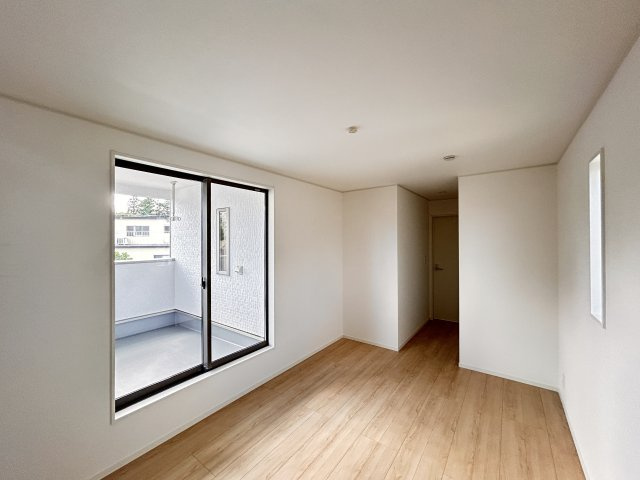 【Cradle garden】宇都宮市野沢町 第6 全2棟の洋室|〇1号棟・2階7.7帖洋室〇
大きめなベッドもラクラク設置可能なゆとりある洋室☆
バルコニー付きなので、朝日を浴びて快適な1日を始められます！
※2026年8月撮影