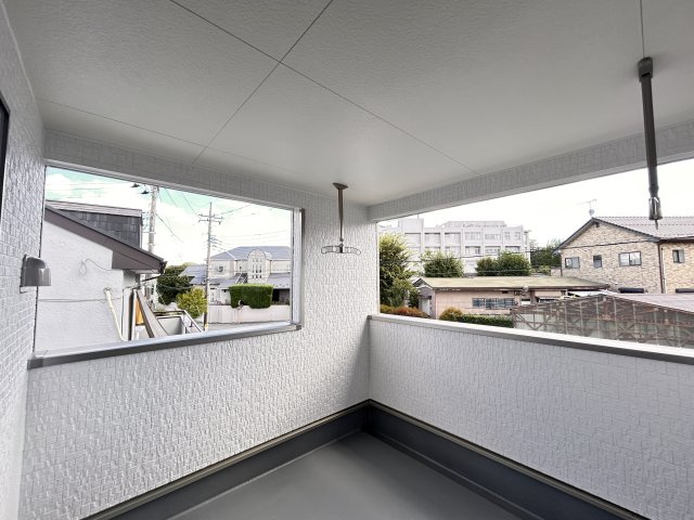 【Cradle garden】宇都宮市野沢町 第6 全2棟のバルコニー|〇1号棟〇
屋根付きのインナーバルコニーは、急な雨でも安心！
洗濯物も干しやすく、暮らしに頼れるスペースです☆
※2026年8月撮影