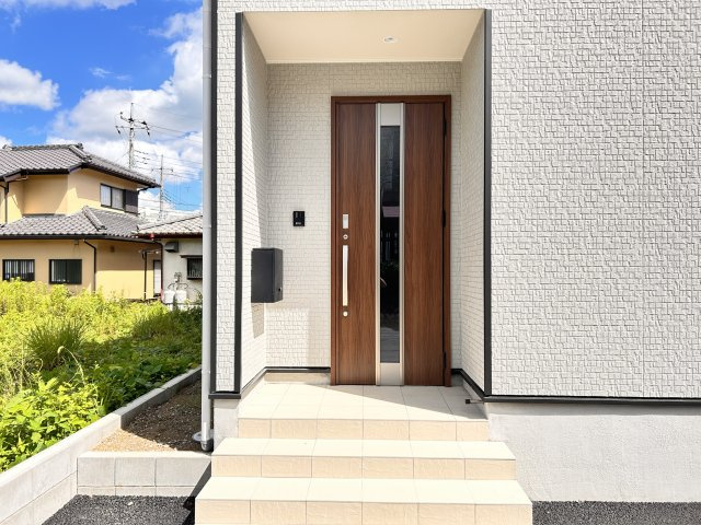 【Cradle garden】宇都宮市野沢町 第6 全2棟の玄関|〇2号棟　玄関ポーチ〇
防犯に欠かせないインターホンと、中身をしっかり守るダイヤル式ポストを標準完備！
入居したその日から、安全でストレスのない快適な生活が始まります☆
※2026年8月撮影