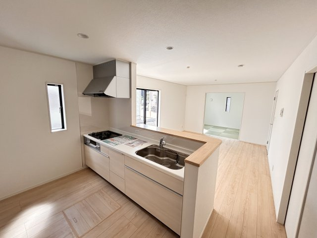 【Cradle garden】宇都宮市野沢町 第6 全2棟のキッチン|〇2号棟　キッチンから〇
キッチンから15帖の広々リビングと4.5帖の和室を見渡すことができます。
家族の笑顔を見ながら作業ができ、安心と快適さを両立する住まいの中心になります。
※2026年8月撮影
