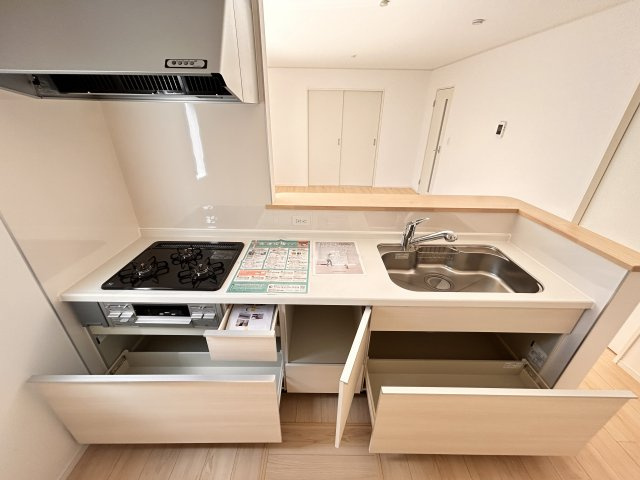 【Cradle garden】宇都宮市野沢町 第6 全2棟のキッチン|〇2号棟〇
スッキリとしたデザインで収納力たっぷり！
増えがちな調理器具やカトラリー、かさ張るタッパーやお弁当箱など、もう収納場所に困る事はありません☆
※2026年8月撮影