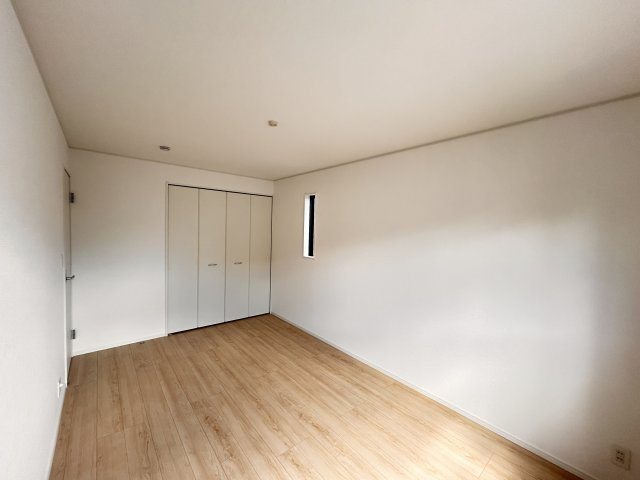 【Cradle garden】宇都宮市野沢町 第6 全2棟の洋室|〇2号棟・2階7.5帖洋室〇
机やベッドを置いてもゆとりが出るサイズ感です♪
窓から光が差し込む明るい空間で、毎日を気持ちよく過ごせます！
※2026年8月撮影