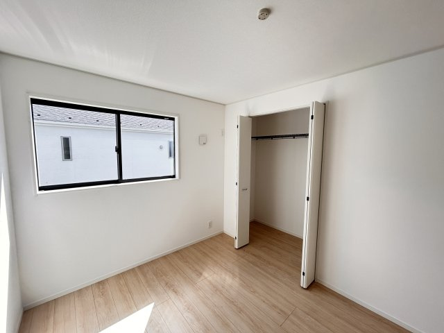 【Cradle garden】宇都宮市野沢町 第6 全2棟の洋室|〇2号棟・2階6帖洋室〇
収納力のあるクローゼットが備わった洋室。
季節の衣類や生活用品もまとめてしまえて、片付けがラクになります♪
※2026年8月撮影