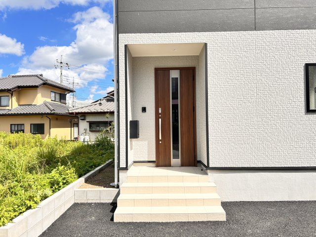 【Cradle garden】宇都宮市野沢町 第6 全2棟の玄関|〇2号棟〇
TVモニター付インターホンで来客を事前確認でき、郵便受けはダイヤルロック式。
高い防犯性とプライバシーを両立した安心の玄関です！
※2026年8月撮影
