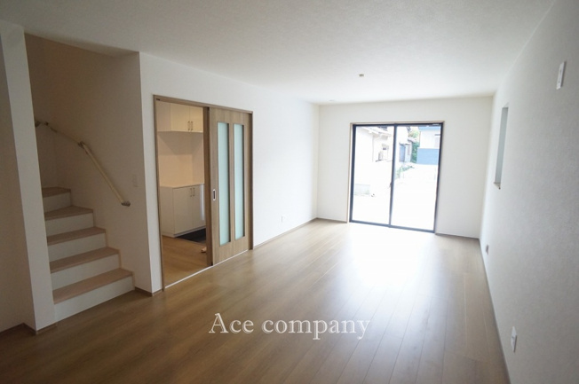 【居間・リビング】 | 東大阪市西上小阪　【B号棟/全3棟】 | 【LDK：ゆったり17.75帖♪（トイレ前通路除く）】ダイニングに階段があります♪
