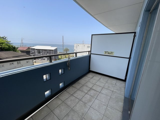グランシェル新舞子　マンションのバルコニー|海好きな方におススメの物件です！！毎朝起きてすぐに海を眺めることができます♪釣りも楽しめる海沿いマンション！！
広いバルコニーでは季節の風が感じられる贅沢空間。あなたの夢の空間をお手伝いいたします。