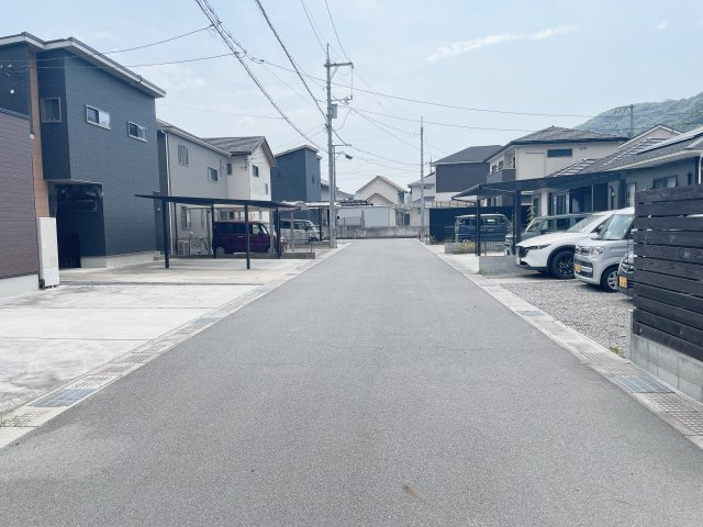 美ノ郷町本郷戸建住宅の前面道路含む現地写真