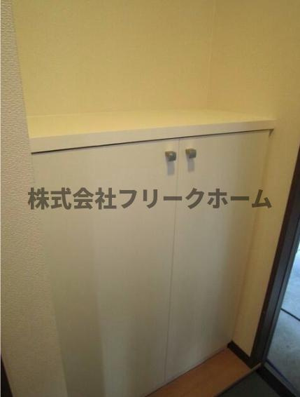 小金井市中町１丁目のアパートの玄関