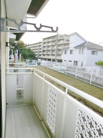 千葉市稲毛区園生町のアパートのバルコニー