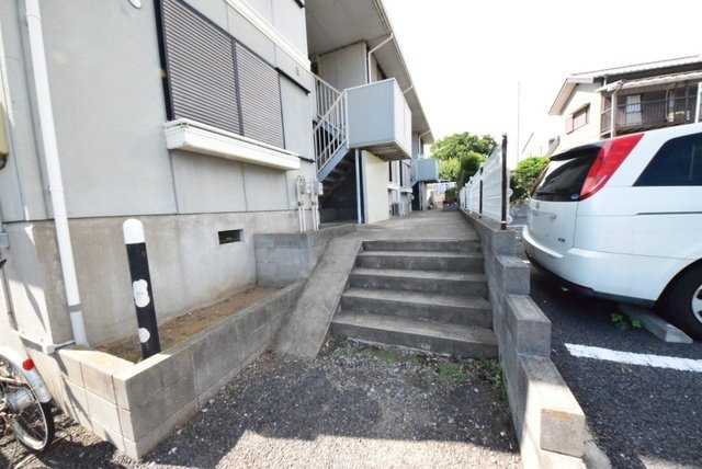 千葉市稲毛区園生町のアパートのエントランス