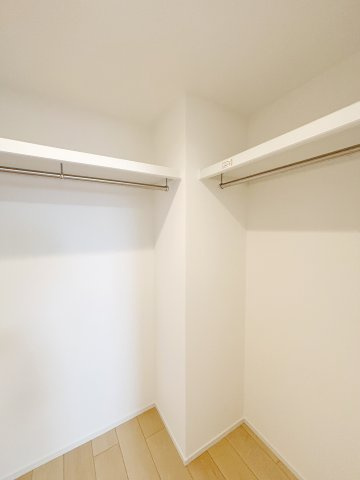 玄関側の洋室7帖のウォークインクローゼットの中（左側）