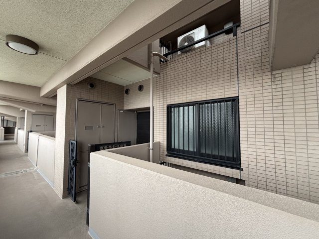 北側の廊下部分は吹抜になっていて住戸と廊下の間があいているので廊下を通る人なども気になりません。
