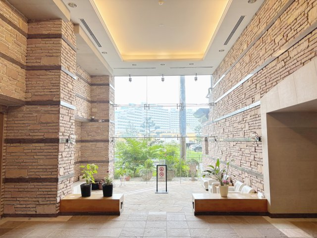 エントランスホールは天井高があり、高級なつくりとなっています。