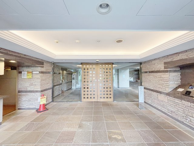 マンションのエントランス前、左側に管理人さんが常時いますので安心です。