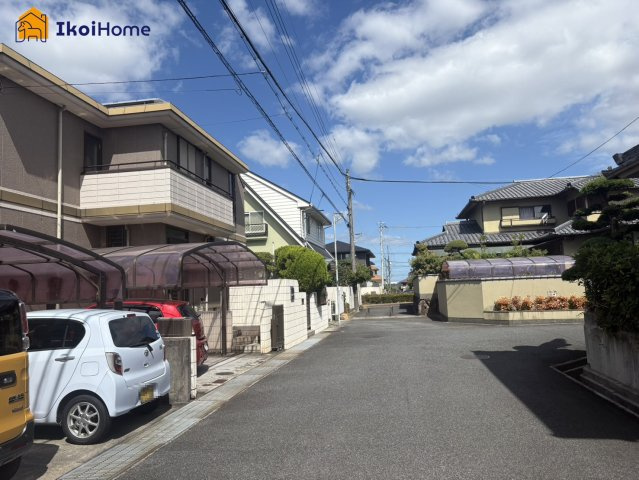 神戸市西区竹の台4丁目　中古戸建の前面道路含む現地写真|●年中無休：当日予約可●両面道路、北東側、幅員5ｍ、南西側、幅員18ｍで広々しています。