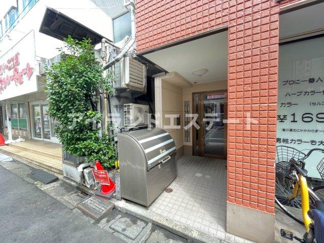 でいごハウス　バストイレ別　2面採光　駅近のエントランス