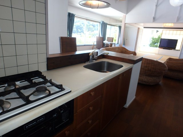 S1801H　碁石が浜分譲地中古住宅のキッチン|3口コンロ