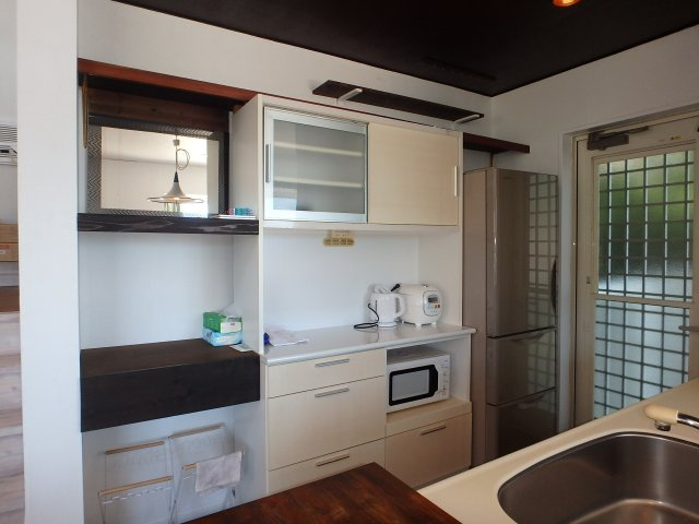 S1801H　碁石が浜分譲地中古住宅のキッチン|背面収納