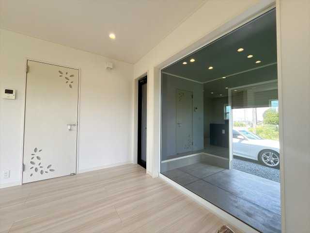 美里町　中古戸建の居間・リビング|リビングから見えるインナーガレージ