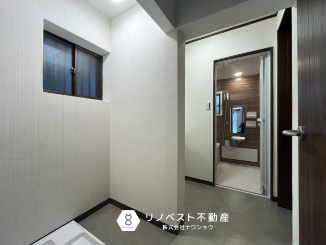 東大阪市衣摺4丁目の洗面所|洗濯機置き場もしっかりございます♪
朝は身支度をしながら洗濯もできますね！