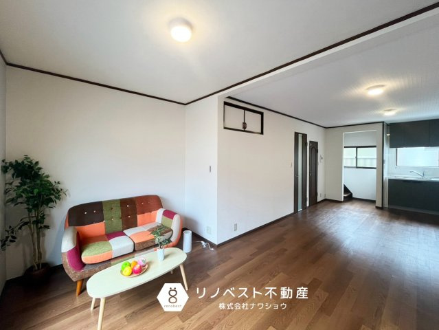 東大阪市衣摺4丁目の居間・リビング|約17.7帖のLDK♪収納3ヶ所有り◎
リビングがベランダに面しており、居心地の良い空間です♪