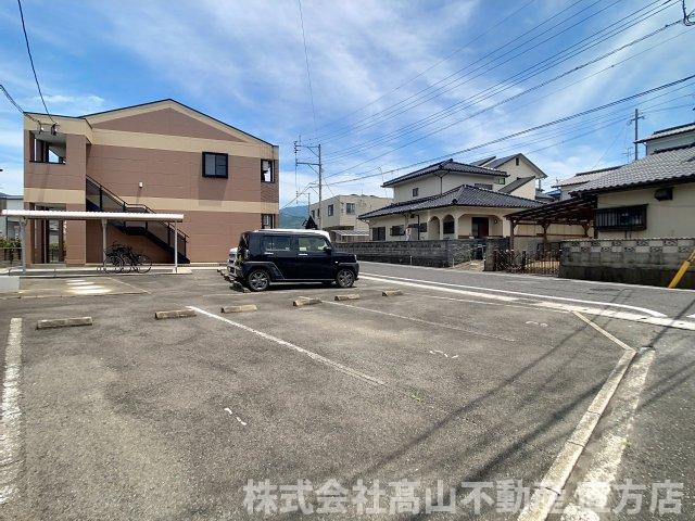 直方市大字感田のアパートの駐車場