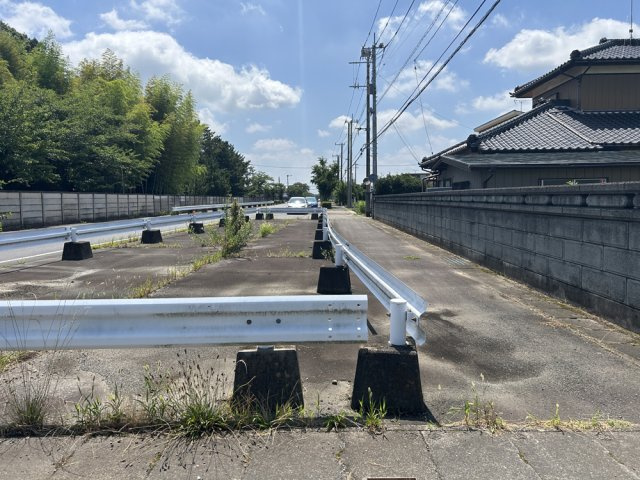 阿見町阿見　１６１坪のその他|前面道路にはガードレールがあります。撤去する場合、費用は買主負担になります。