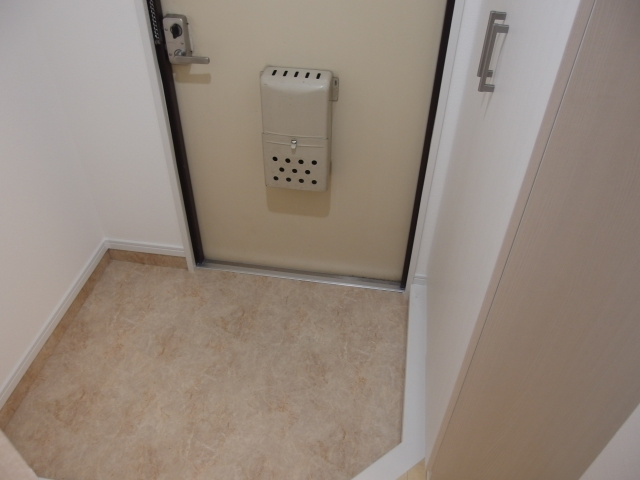 マンション英苑の玄関