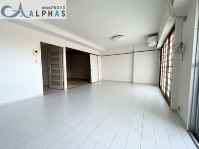 【居間・リビング】 | メゾンドール朝霧 | ■南西面ＬＤＫ＋和室仕切りを開放すれば約19帖の広々スペースになります♪