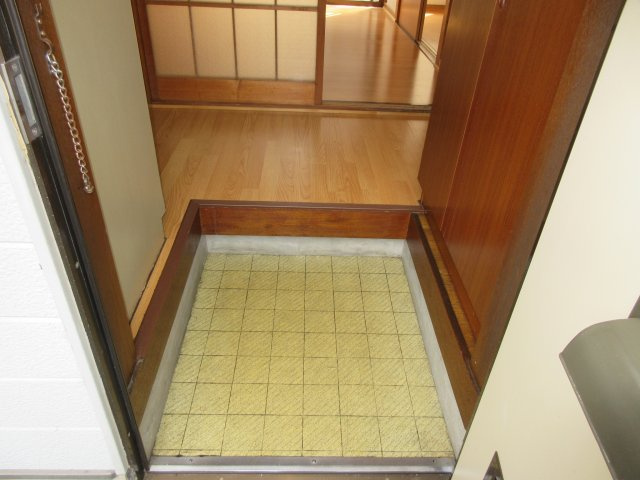 スエヒロハウスの玄関|別部屋の参考写真です。