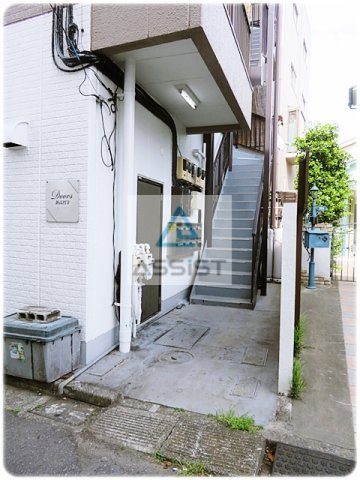 ドアーズ新高円寺のエントランス