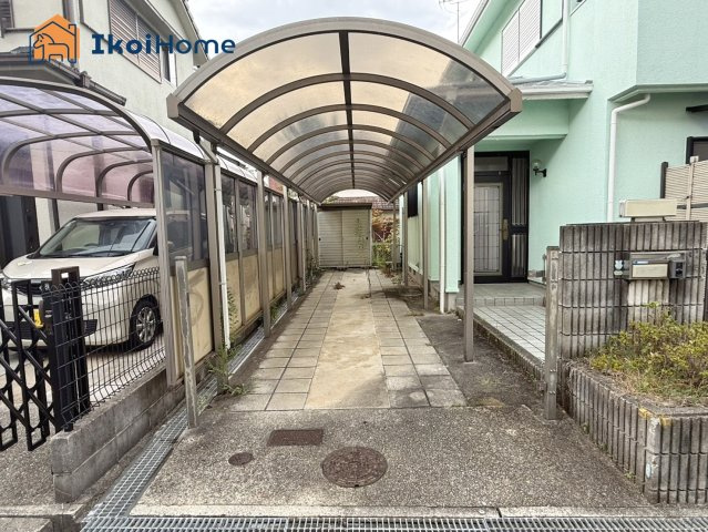 神戸市西区秋葉台2丁目　中古戸建の駐車場|●年中無休：当日予約可●カーポート2台分ございます！大事なお車が雨の日でも安心です！
