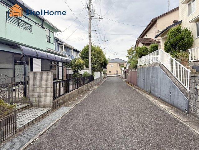 神戸市西区秋葉台2丁目　中古戸建の前面道路含む現地写真|●年中無休：当日予約可●前面道路は両面で南東・北西側ともに幅員約5mで広々！間口も約15m！