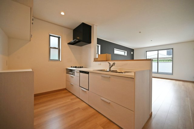 エムズガーデン西難波町4丁目新築一戸建│3SLDK+並列駐車2台可のキッチン|1階キッチンユニット越しに撮影した内観写真です。対面式キッチンを採用しているため視界は広く、ご家族間やご来訪者とのコミュニケーションも一体的に取り易くなっております。
