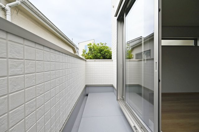 エムズガーデン西難波町4丁目新築一戸建│3SLDK+並列駐車2台可のバルコニー|2階リビングに面したバルコニーです。奥行きがあってたくさんの洗濯物を干すことができ、陽光がたっぷりと室内に行き届きます。