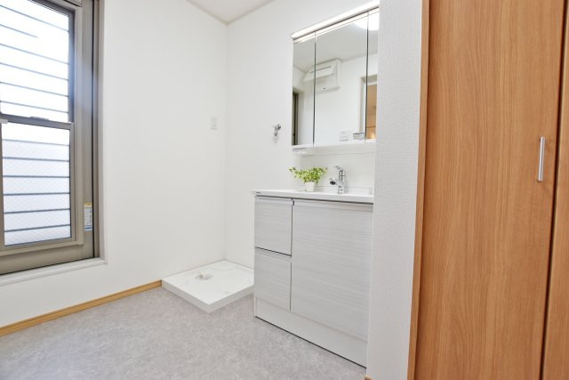 エムズガーデン西難波町4丁目新築一戸建│3SLDK+並列駐車2台可の独立洗面台|2階洗面台は3面鏡裏収納付きのドレッサーを採用しています。洗面室には可動リネン棚が設けられています。高さを調整してタオル類から洗剤やストック用品まで収納可能。