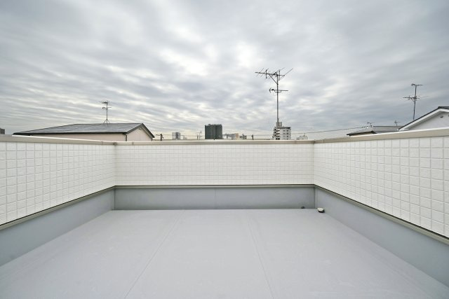 エムズガーデン西難波町4丁目新築一戸建│3SLDK+並列駐車2台可のバルコニー|3階主寝室に面したワイドバルコニーです。
南面で日当たり良好。広さがあるのでガーデニングなど幅広くご活用いただけます。