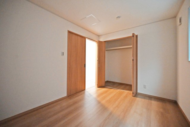 エムズガーデン西難波町4丁目新築一戸建│3SLDK+並列駐車2台可の洋室|-納戸6帖(1F)-