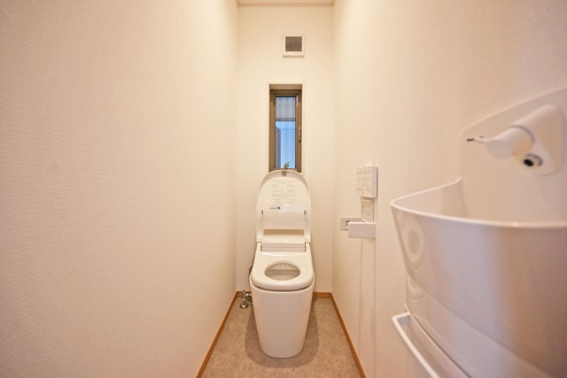 エムズガーデン西難波町4丁目新築一戸建│3SLDK+並列駐車2台可のトイレ|トイレはタンクレストイレに手洗い器を採用、実用性にも見た目にも充実した空間に仕上がっています。